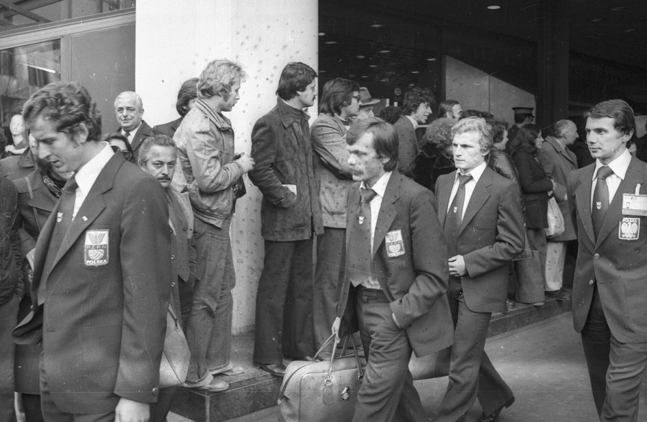 Henryk Maculewicz (pierwszy z lewej) z reprezentacją Polski na MŚ 1978. Kadra udaje się na pierwszy trening w Argentynie.