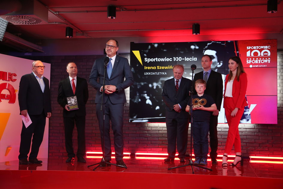 Rodzina Ireny Szewińskiej odbiera nagrodę dla Sportowca 100-lecia