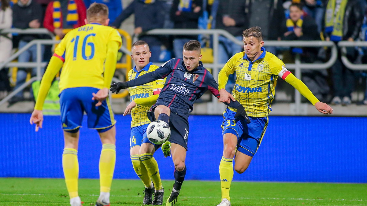 Sebastian Kowalczyk w walce z piłkarzami Arki Gdynia