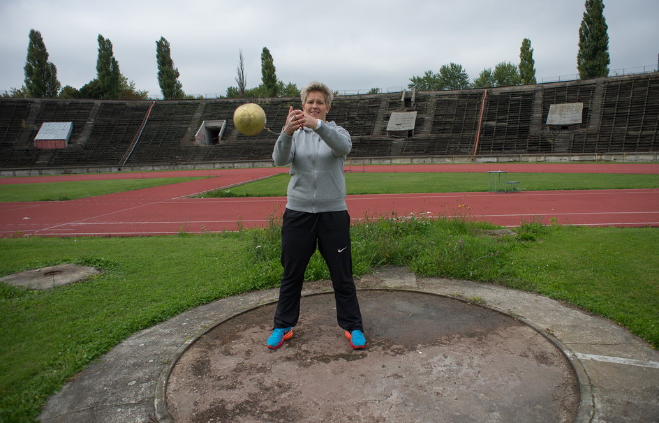 Anita Włodarczyk na stadionie Skry w otoczeniu zrujnowanych trybun 