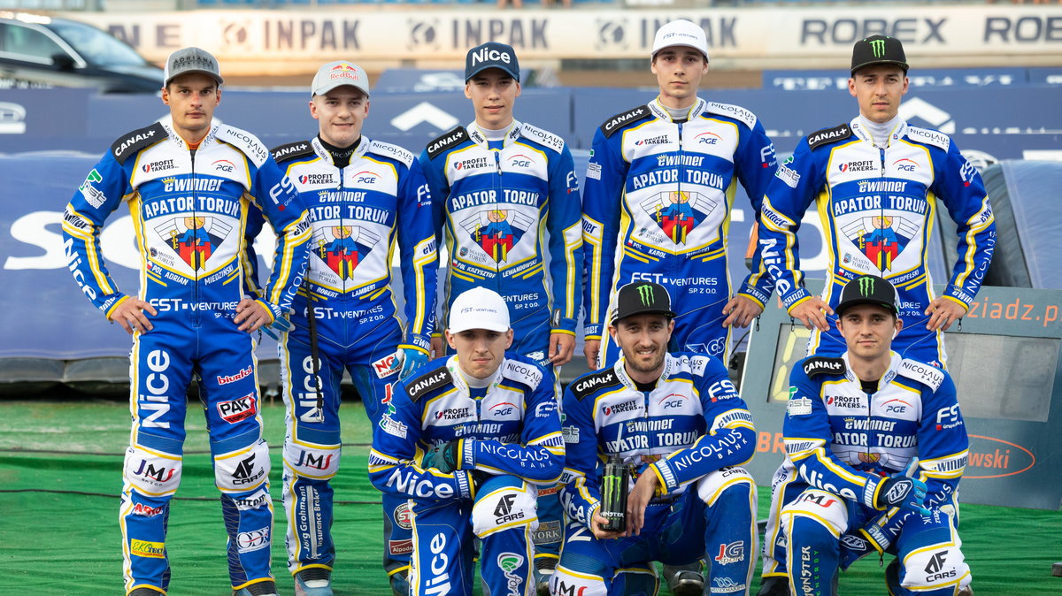 2021.07.13 Grudziadz Zuzel Speedway 2021 PGE Ekstraliga Zuzlowa 2021 ZOOleszcz DPV Logistic GKM Grudziadz - eWinner Apator Torun N/z eWinner Apator Torun, od lewej Miedzinski, Robert Lambert, Krzysztof Lewandowski, Karol Zupinski, Pawel Przedpelski. Na dole od lewej Kamil Marciniec, Chris Holder, Jack Holder Foto Marcin Karczewski / PressFocus 2021.07.13 Speedway 2021 PGE Ekstraliga Zuzlowa 2021 ZOOleszcz DPV Logistic GKM Grudziadz - eWinner Apator Torun N/z eWinner Apator Torun, od lewej Miedzinski, Robert Lambert, Krzysztof Lewandowski, Karol Zupinski, Pawel Przedpelski. Na dole od lewej Kamil Marciniec, Chris Holder, Jack Holder Foto Marcin Karczewski / PressFocus