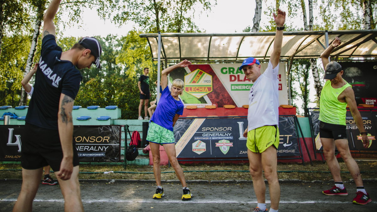 Wanda Panfil ze swą grupą na stadionie tomaszowskiej Lechii