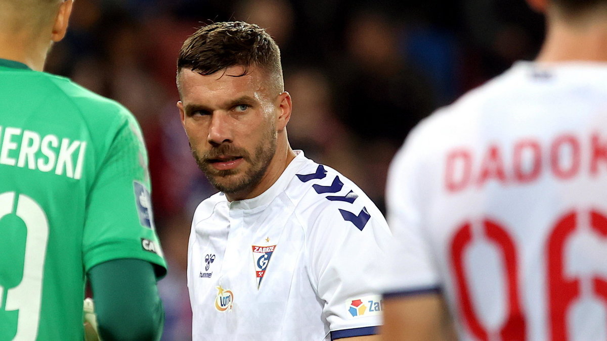 Lukas Podolski funkcjonuje w ekstraklasie na szczególnych prawach. Słusznie okazywana jest mu cierpliwość, choć na razie nie gra tak, jak po nim oczekiwano, ale z pobłażaniem mu przez sędziów trzeba skończyć.