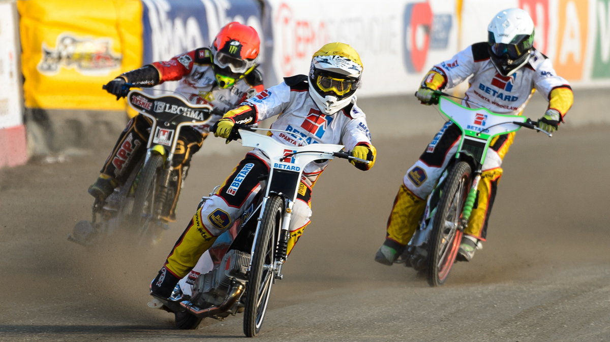 Tai Woffinden (kask żółty)