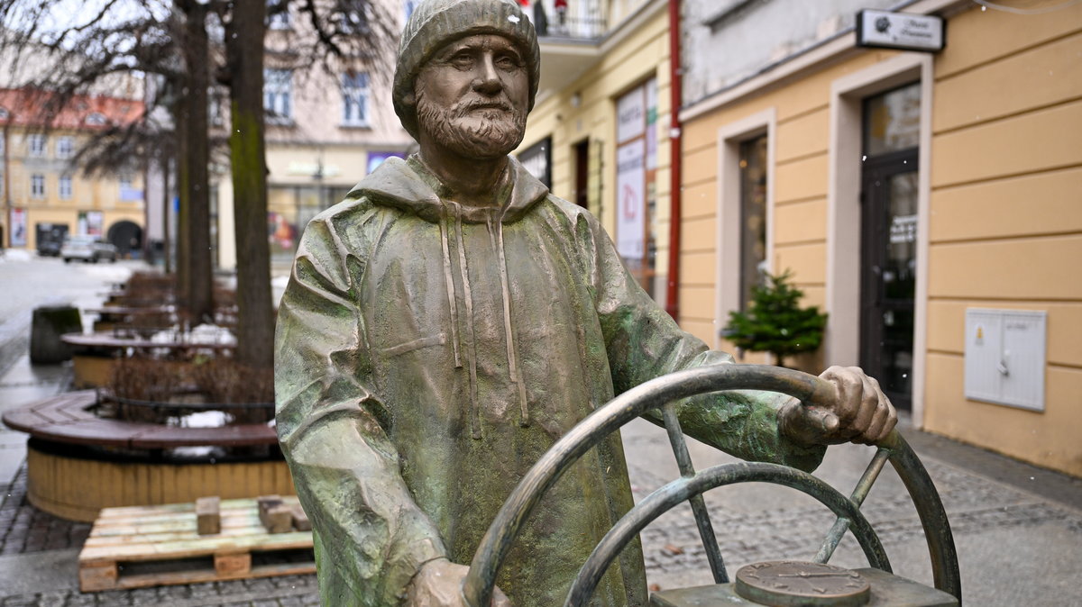 Posąg jachtowego kapitana żeglugi wielkiej Henryka Jaskuły na ulicy Franciszkańskiej w Przemyślu
