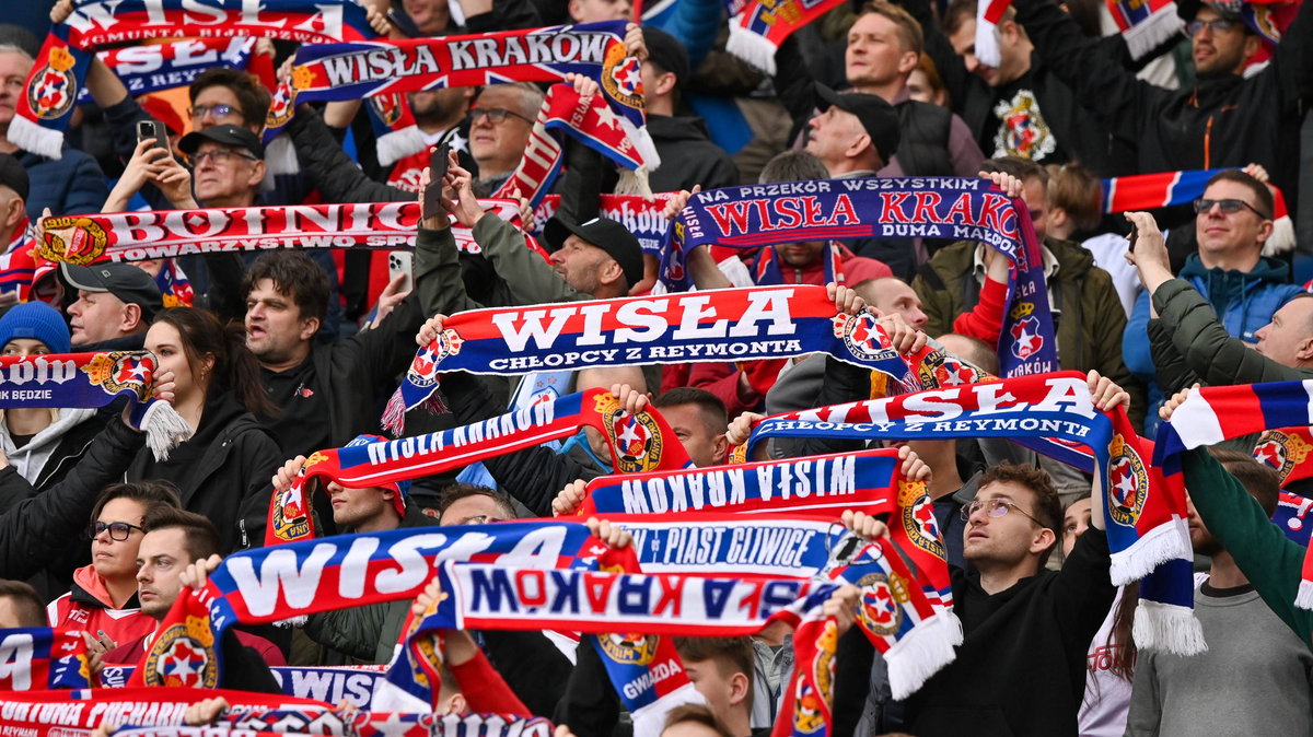 Kibice Wisły Kraków podczas meczu z Piastem Gliwice w półfinale Fortuna Pucharu Polski