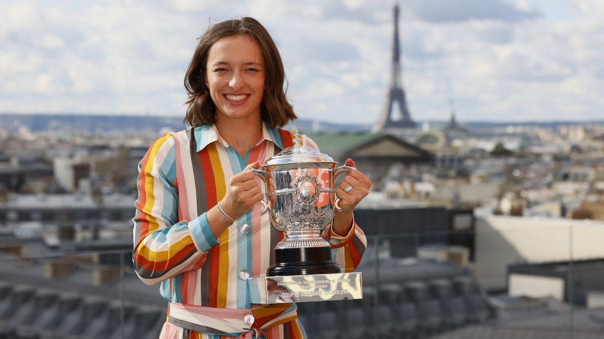 Pamiętny widok! Iga Świątek z pucharem Suzanne Lenglen w dłoniach i Wieżą Eiffla w tle po triumfie nad Sekwaną przed dwoma laty.