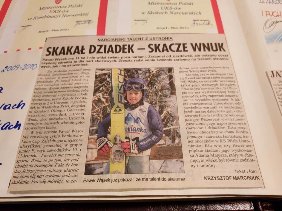 Dziadek i wujek Pawła Wąska byli skoczkami narciarskimi. Mama biegała na nartach, a tata i siostra startowali w narciarstwie alpejskim, od którego zaczynał także 22-letni skoczek.