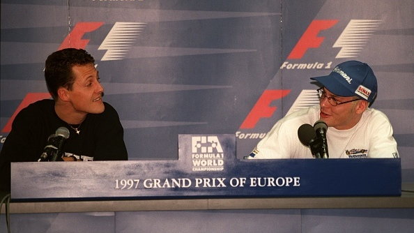 Michael Schumacher (L) i Jacques Villeneuve (P) przed wyścigiem o Grand Prix Europy 1997, który zdecydował o mistrzostwie świata F1