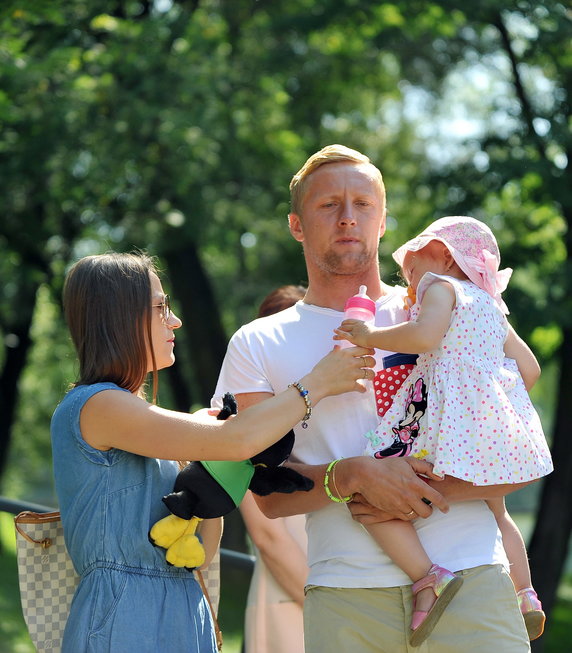 Kamil Glik z żoną Martą i córką Victorią w lipcu 2015 r.