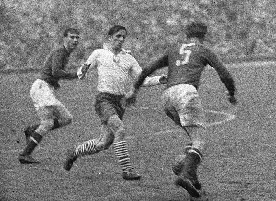Gerard Cieślik podczas meczu z ZSRR w 1957 r.