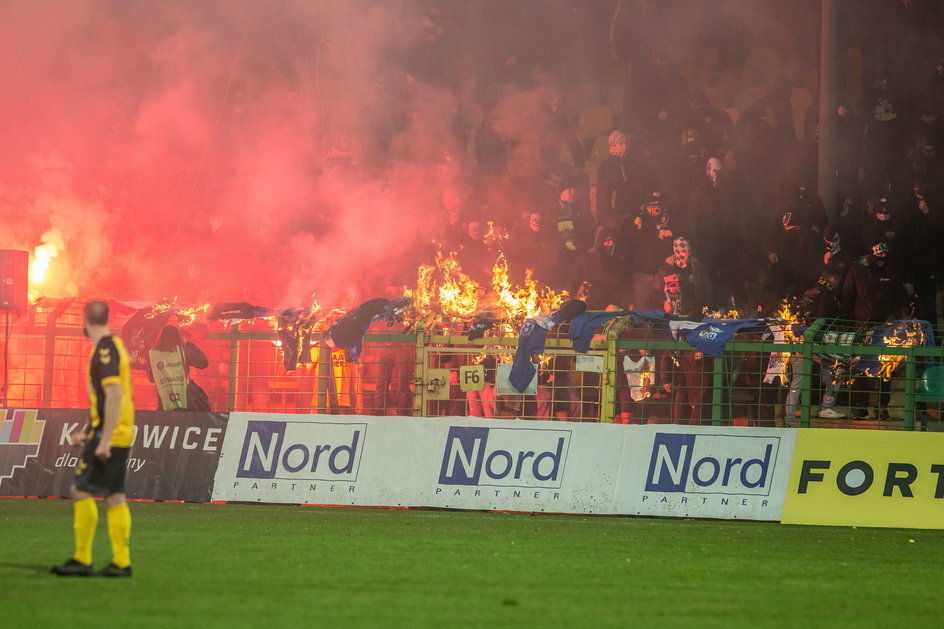 W kwietniowym meczu kibice GKS spalili szaliki i koszulki Ruchu Chorzów. 