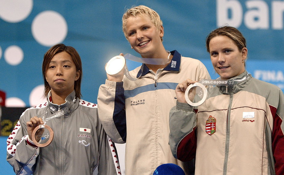 Otylia Jędrzejczak na podium z pokonanymi Węgierką Evą Risztov (z prawej, srebro) i Japonką Yuką Nakanishi (brąz). 