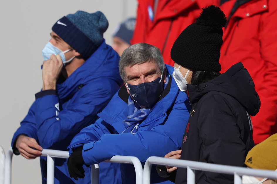 Thomas Bach (w środku), przewodniczący MKOl, w rozmowie z Shuai Peng w czasie rywalizacji w Big Air