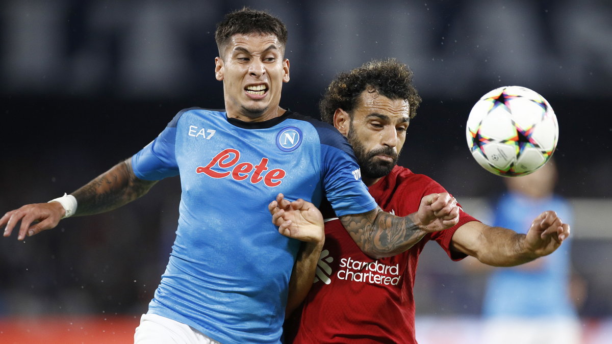 Walka o piłkę w meczu Napoli - Liverpool