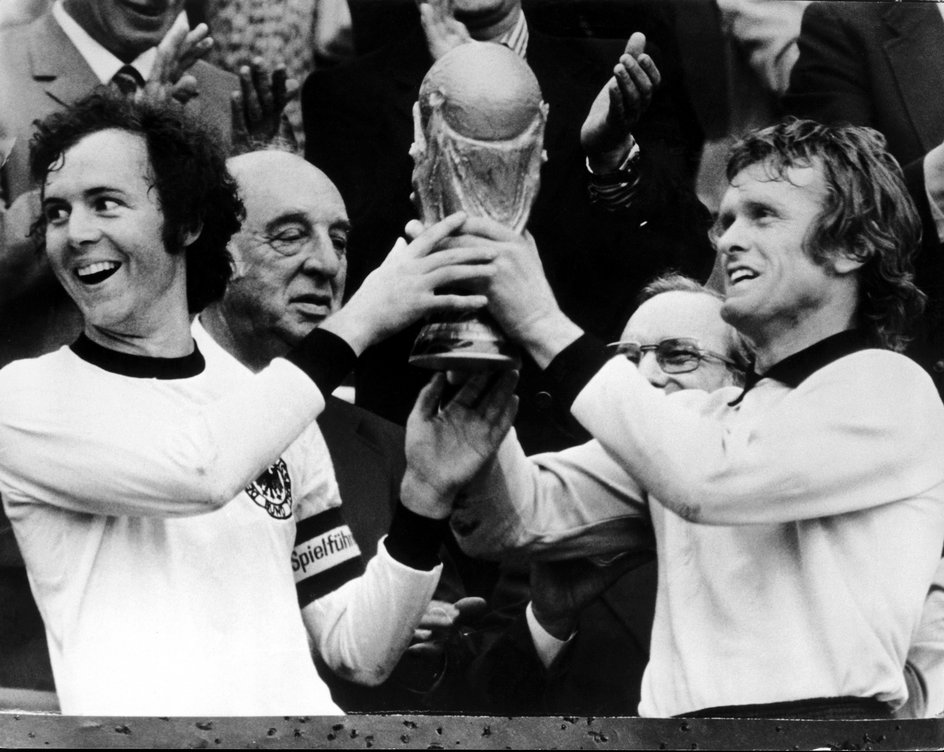 Franz Beckenbauer (po lewej) i Sepp Maier (po prawej) podnoszący puchar mistrzostw Europy