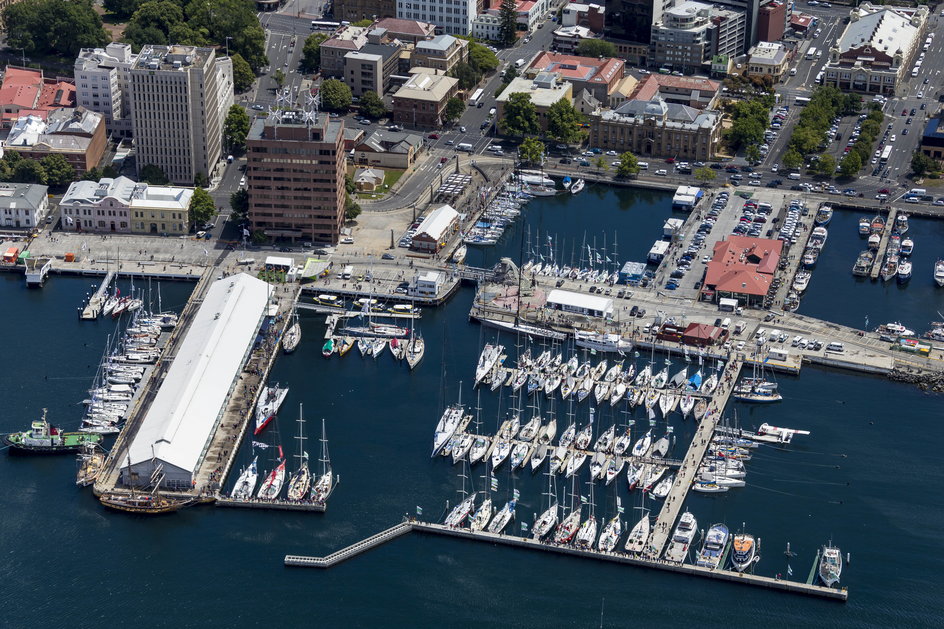 Dokowanie w Hobart. 30 grudnia 2014 roku dwie polskie załogi ukończyły 70. regaty Rolex Sydney Hobart. Katharsiss II jako 65 jacht przekroczył linię mety na rzece Derwent w Hobart. Selma Expeditions przekroczyła metę jako 94. jednostka.