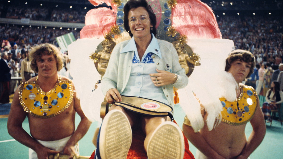 Billie Jean King wnoszona na kort podczas "Wojny płci" w 1973 r. (autor zdjęcia: Bettmann / Contributor)