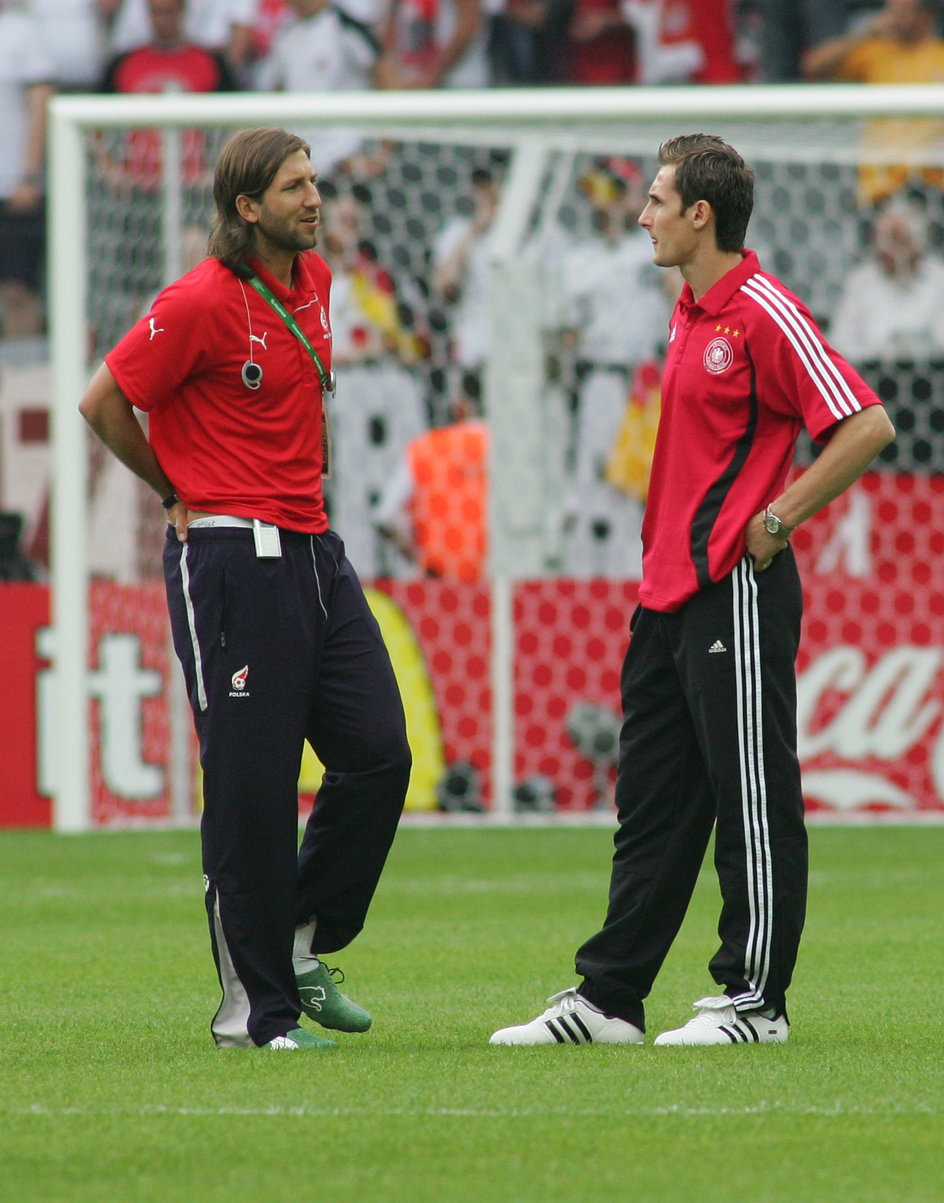 Kamil Kosowski i Miroslav Klose przed meczem Niemcy - Polska na mundialu w 2006 r.