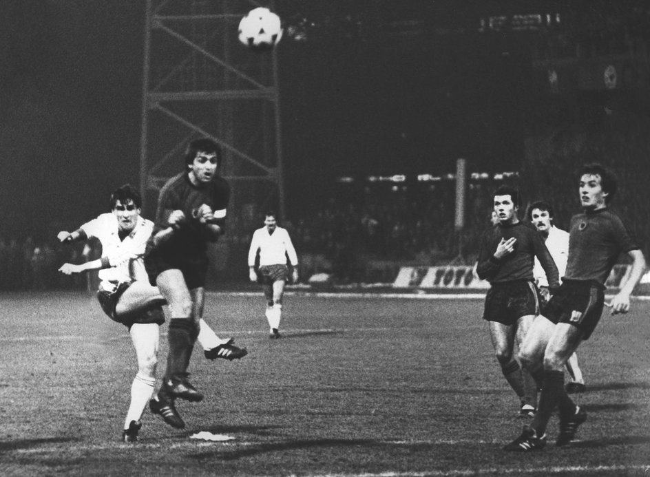 Dariusz Dziekanowski w meczu z Albanią w 1984 r.