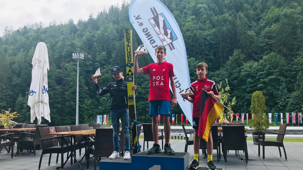 Kacper Tomasiak na najwyższym stopniu podium