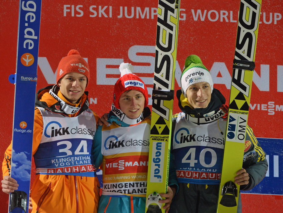 Krzysztof Biegun na podium w Klingenthal. Obok Andreas Wellinger i Jurij Tepes