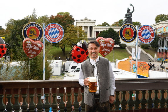 epa07901215 - GERMANY SOCCER BAYERN MUNICH OKTOBERFEST (FC Bayern Munich attends Oktoberfest)