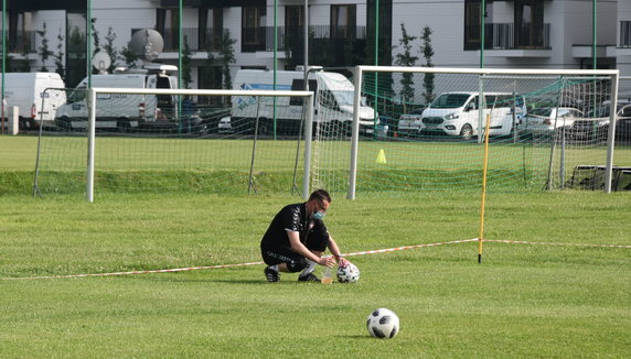 Organizacja meczu w dobie pandemii koronawirusa. Spotkanie Garbarnia Kraków - Widzew Łódź