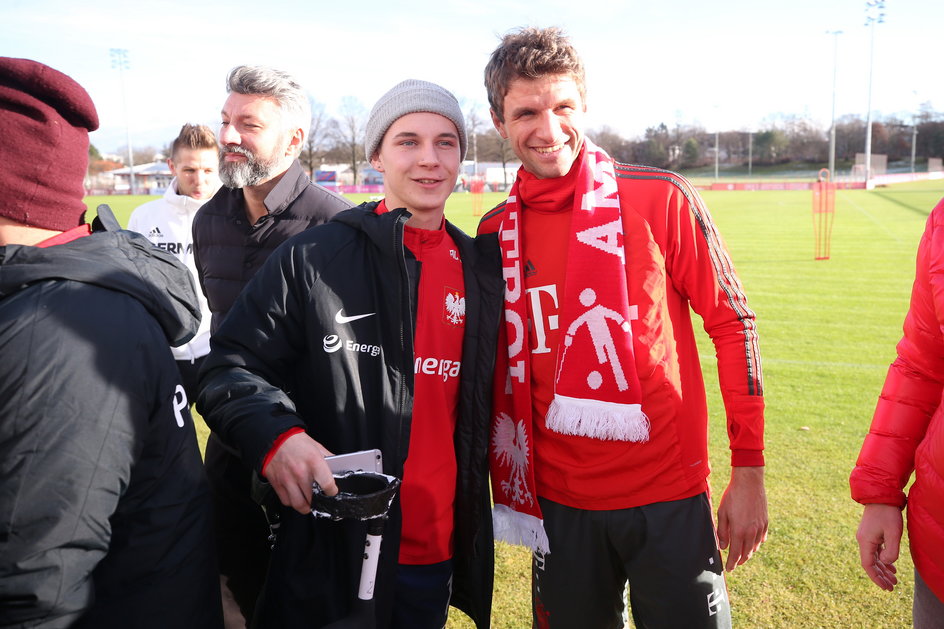 Krystian Kapłon i Thomas Mueller podczas spotkania reprezentacji Polski w amp futbolu w ośrodku treningowym Bayernu Monachium