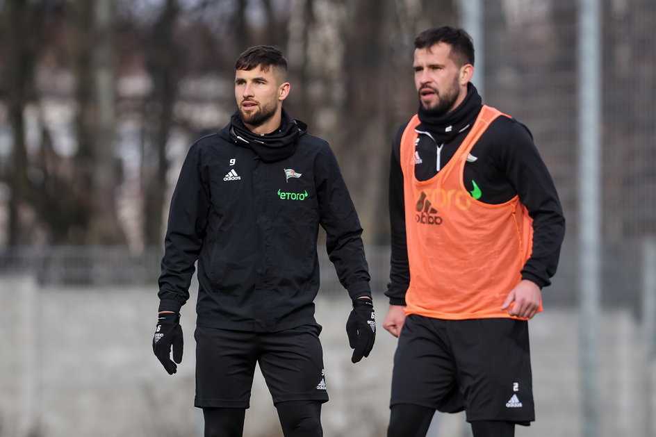 Łukasz Zwoliński i Rafał Pietrzak (z prawej) nie ukrywają, że zaprzyjaźnili się w trakcie gry w Lechii Gdańsk. (Trening Lechii, 16.02.2023 r.).