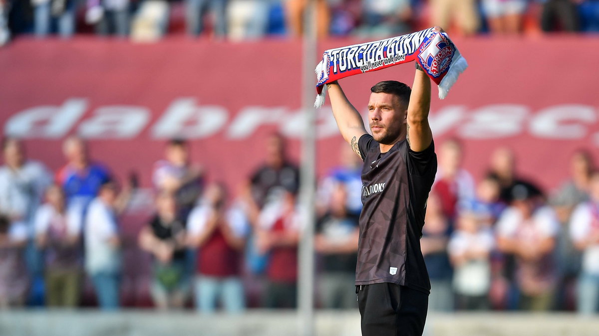 Lukas Podolski został gorąco przyjęty przez kibiców Górnika. Na stadionie witało go kilka tysięcy fanów.