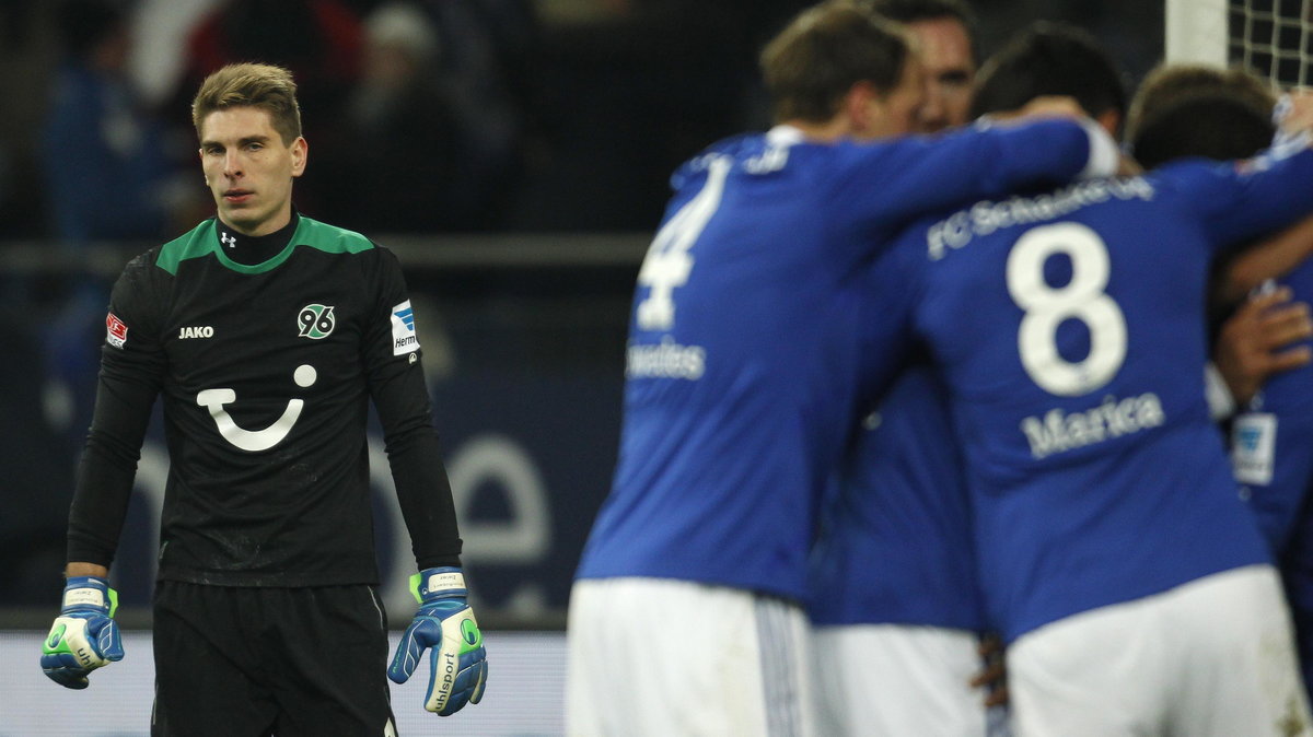 Ron-Robert Zieler (L)