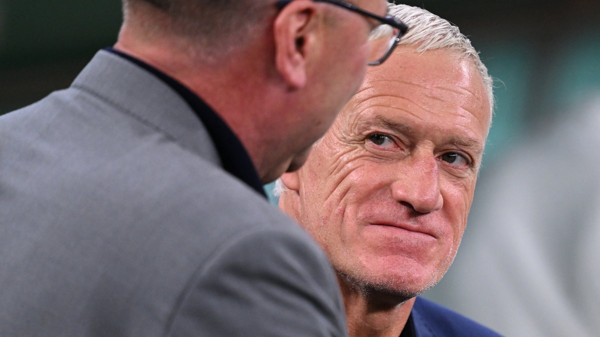 Czesław Michniewicz (tyłem) i trener reprezentacji Francji Didier Deschamps