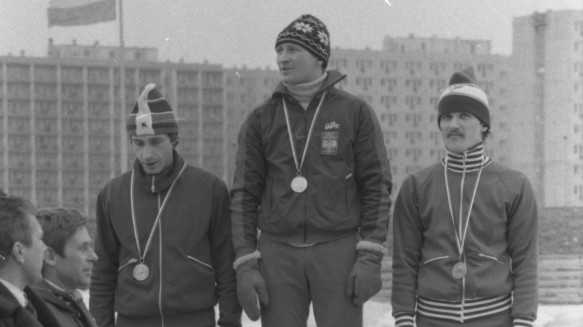 Jan Józwik (w środku) po zdobyciu złotego medalu MP na 1000 m w 1981 r. na warszawskich Stegnach. Po lewej Andrzej Zawadzki, po prawej Waldemar Teter