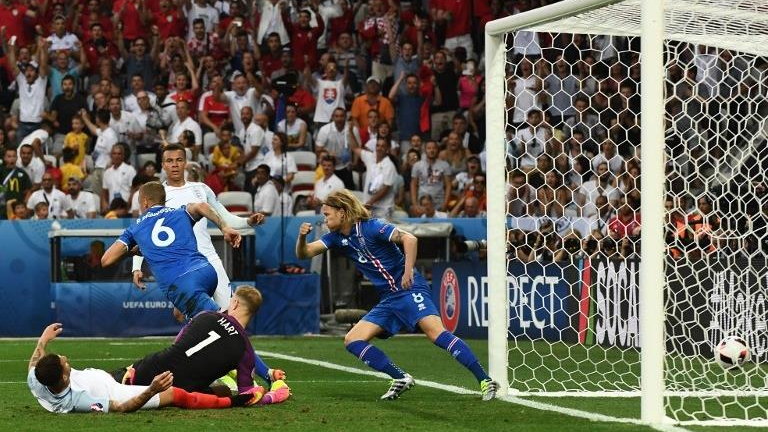 Iceland's defender Ragnar Sigurdsson (2nd L) celebrates after scoring the 1-1 against England's goalkeeper Joe Hart (C) during Euro 2016 round of 16 football match between England and Iceland at the Allianz Riviera stadium in Nice on June 27, 2016. / AFP 