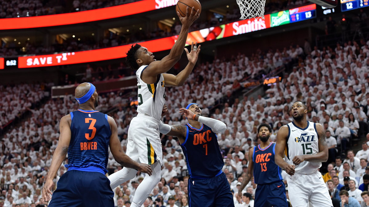 Donovan Mitchell (w środku) w meczu z Oklahomą City Thunder