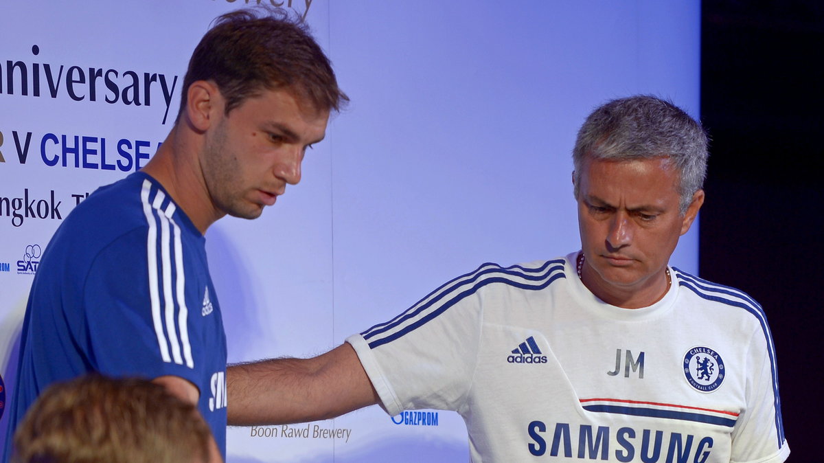 Branislav Ivanović (z lewej) i Jose Mourinho (z prawej)