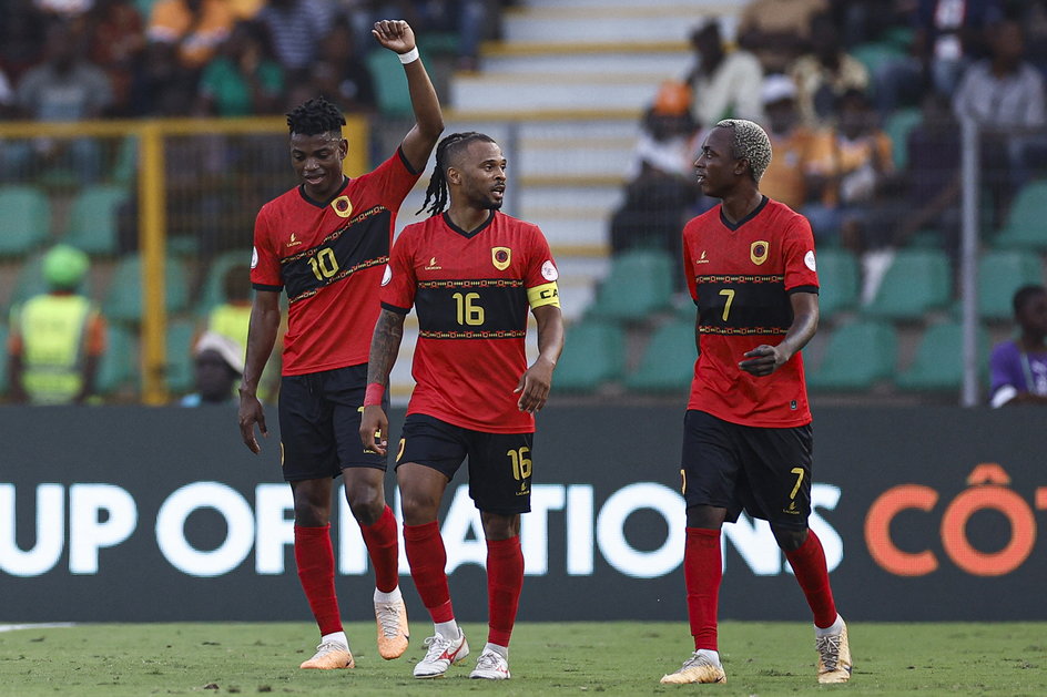 Gelson Dala (z lewej) cieszący się z bramki dla Angoli w meczu z Namibią w Pucharze Narodów Afryki