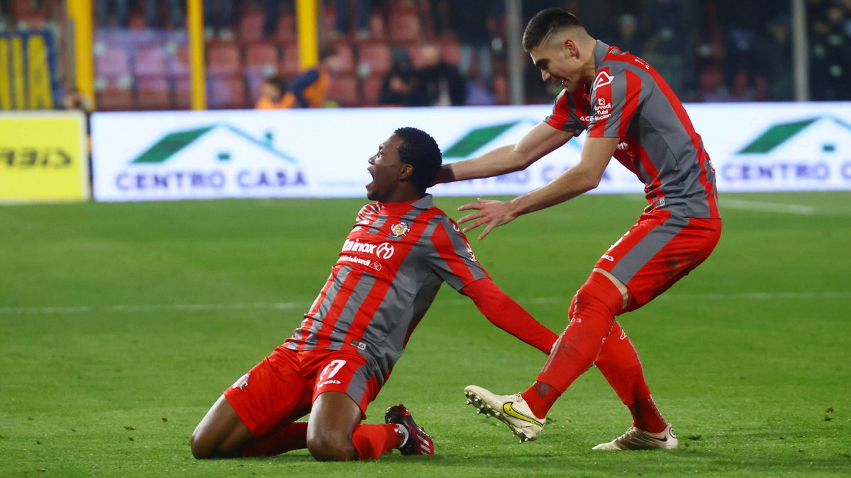 David Okereke (L) popisał się znakomitą bramką przeciwko Interowi