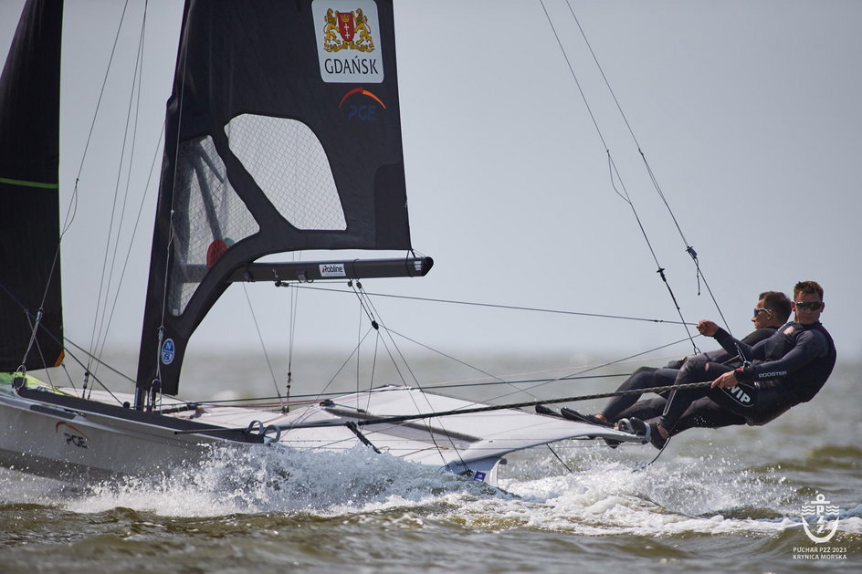 Dominik Buksak i Szymon Wierzbicki na jachcie olimpijskiej klasy 49er