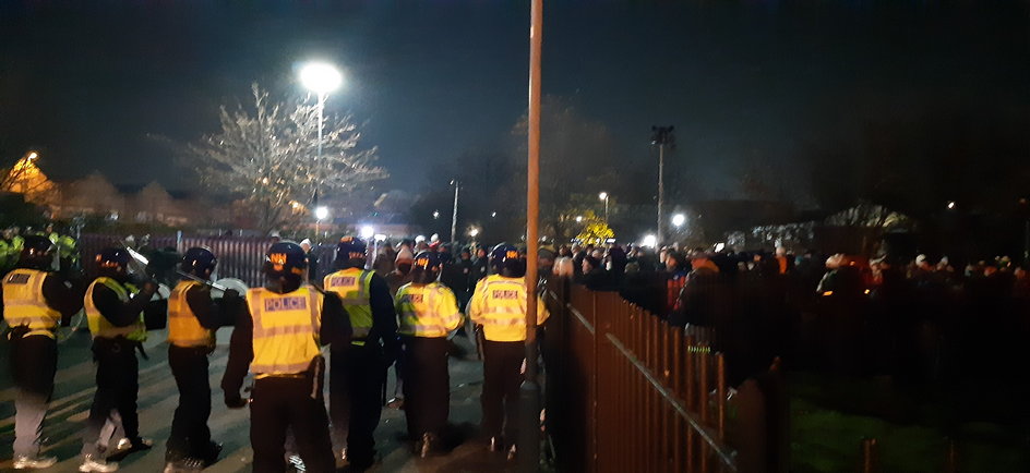 policja otoczyłą kibiców Legii pod stadionem Aston Villi