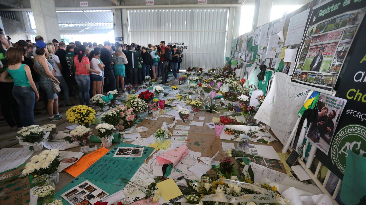 People during a tribute to Chapecoense brazilina soccer team at Arena Conda stadium