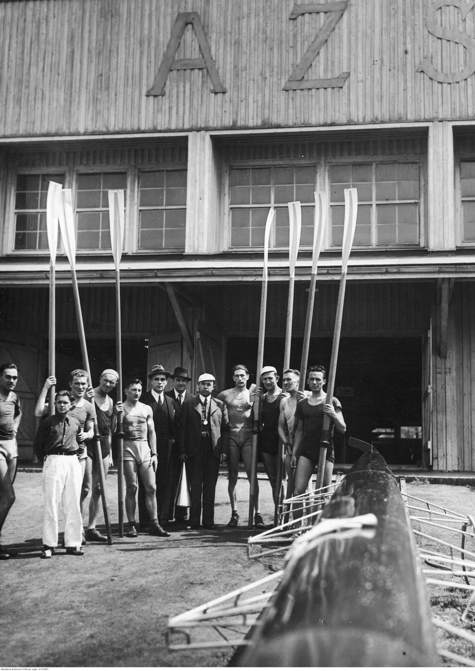 Wioślarze poznańskiego AZS w towarzystwie prezesa Antoniego Jurasza (5. z lewej) na terenie przystani. Maj 1938 r. 