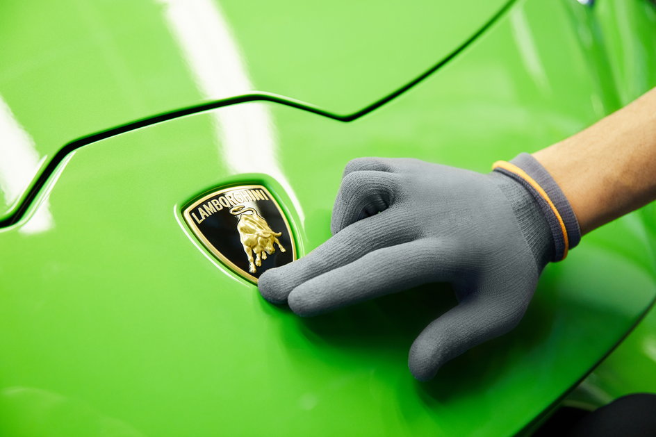 Logo Lamborghini na masce modelu Huracan