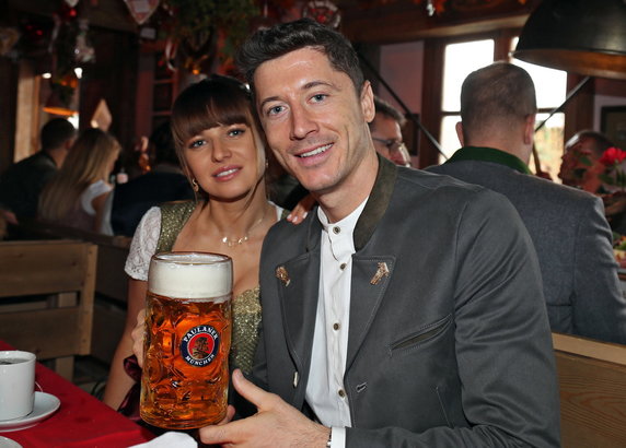 epa07901202 - GERMANY SOCCER BAYERN MUNICH OKTOBERFEST (FC Bayern Munich attends Oktoberfest)