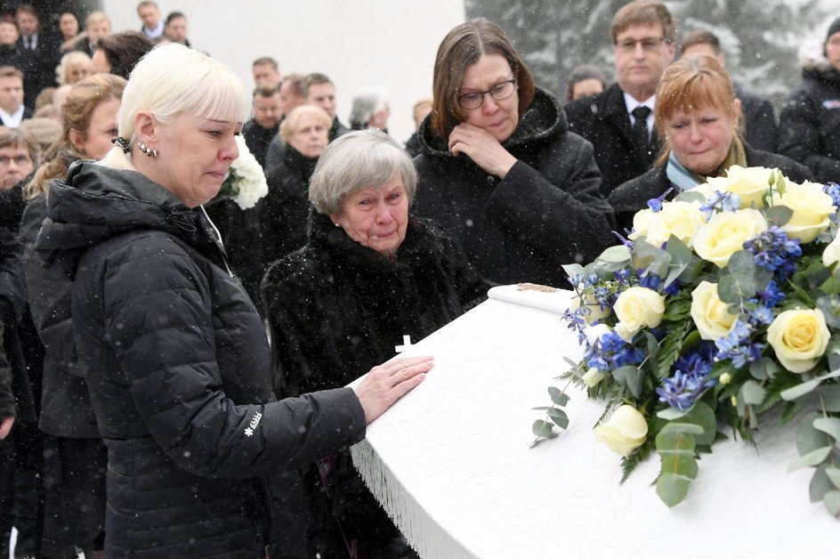 Pogrzeb Mattiego Nykanena. Pia Nykanen (L), matka Vieno Nykanen oraz siostra Tuija (P) obok trumny skoczka