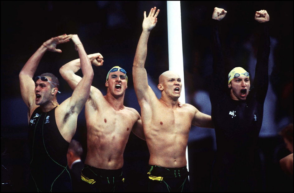 Ashley Callus, Chris Fydler, Michael Klim i Ian Thorpe po zdobyciu złota IO w sztafecie 4x100 m kraulem w Sydney w 2000 r.