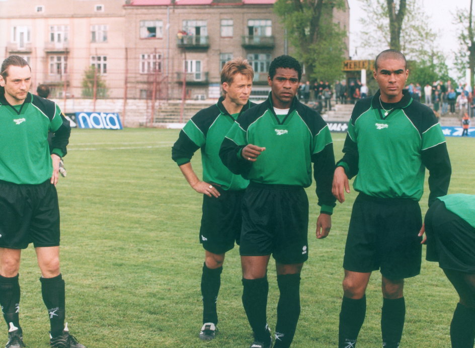 Drużyna zagranicznych gwiazd ligi polskiej z meczu przeciwko reprezentacji Polski (0:2, 1998 r.). Jurij Szatałow drugi z lewej