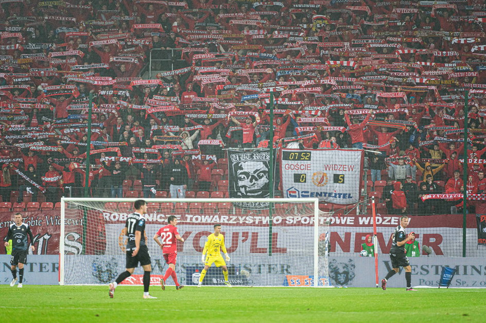 Trybuna stadionu Widzewa Łódź, mecz ze Stalą Mielec