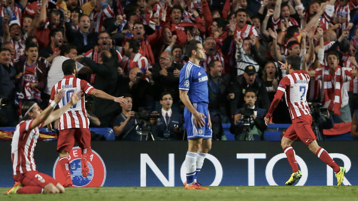 Adrian Lopez (z prawej) cieszy się z bramki przeciwko Chelsea